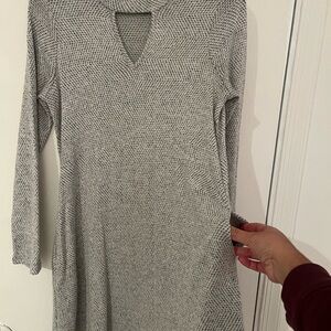 Women’s Gray Long-Sleeve V-Neck Knit Dress body shaping with pockets